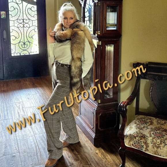 Crystal Fox Fur Boa Wrap in Original Box - Picture 1 of 17